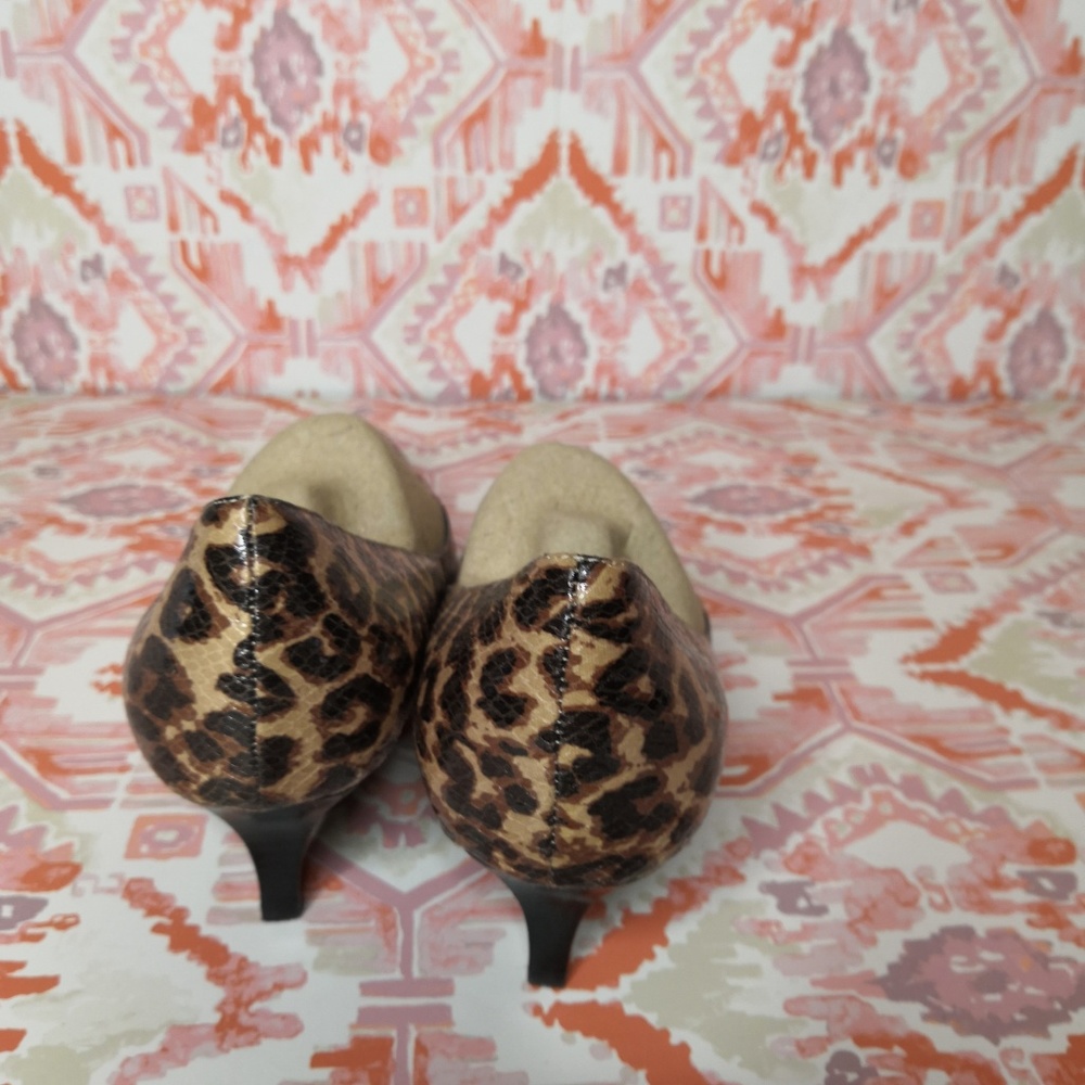 Bandolino Leopard Kitten Heel 8.5 Pointed Toe - Picture 4 of 7
